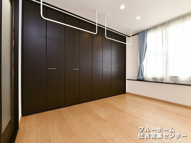 主寝室にある大型クローゼット！室内物干しがありますので、お布団等も楽々と干すことが出来ます。