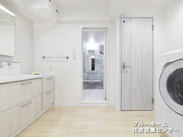 ドラム式洗濯機をせっちしても圧迫感のない、広々とした洗面室です。洗面室にもアイアンバー（室内物干し）があり、タオルや下着などを干すことが出来ます♪