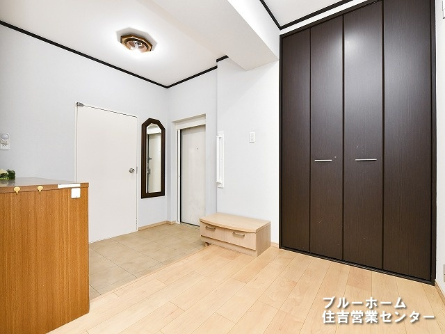 玄関収納やクローゼットのある広い玄関です。シューズボックスもございます。