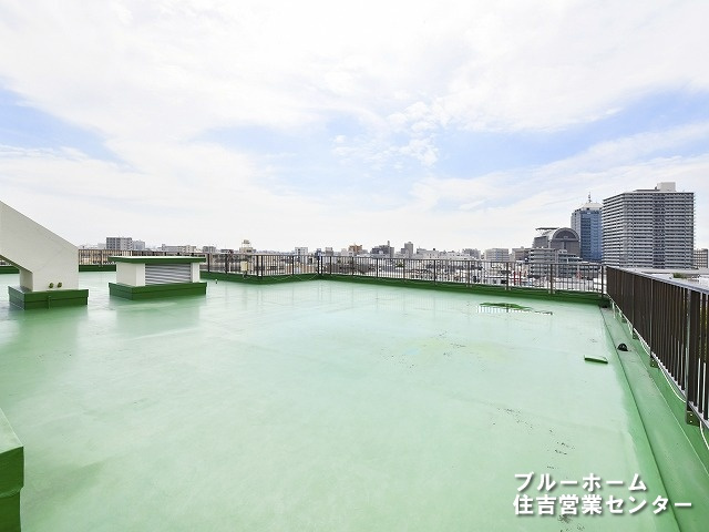 マンションの屋上部分です。水栓もありますので、プールなども可能です♪