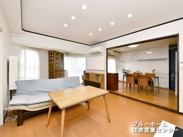 広々とした開放的なリビングダイニングです！リビングとダイニングの間には建具があり分けて使用することも可能です！室内物干しがございます。