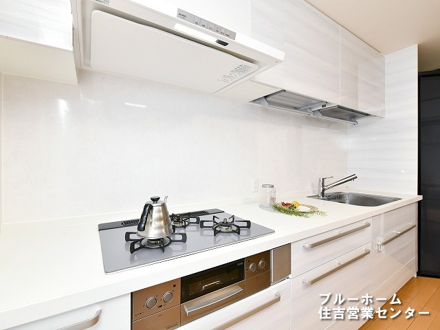 大型のキッチン！作業スペースも広々としており、使いやすい設計になっています！キッチン横にはパントリーがございます。