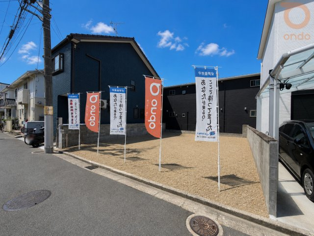 【現地外観写真】　約8.19mのゆとりある間口で、駐車もスムーズ！開放感あふれる、ゆったりとした土地です◎