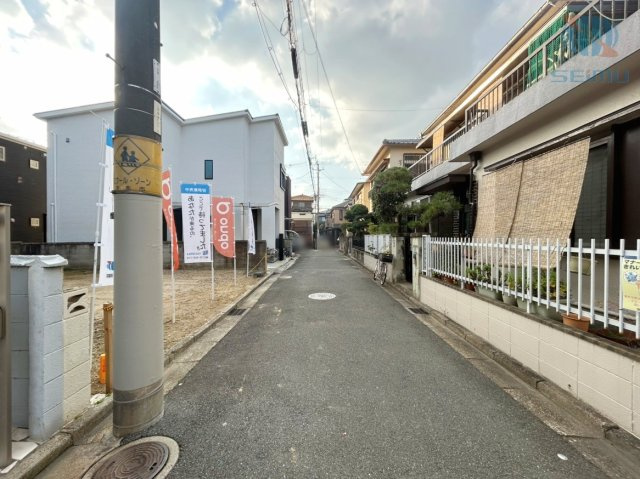 【前面道路含む現地写真】　■前面道路幅員：約4.0m　■間口：約8.19m