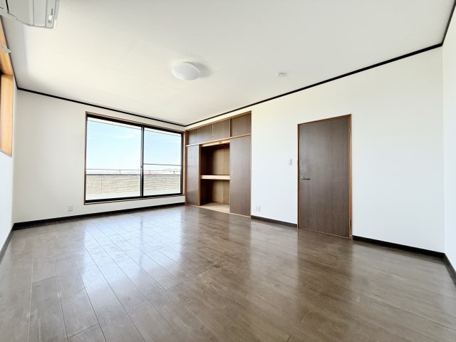 12畳の主寝室はダブルベッドを置いてもゆとりの広さです！