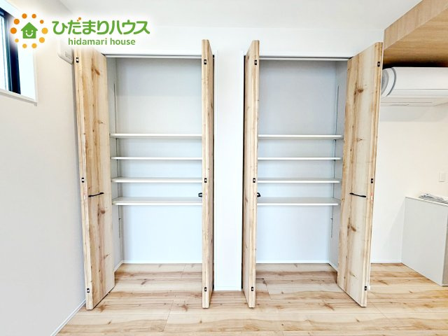 食材の買い置きなどをたっぷり収納。サッと取り出しやすいのがポイントです。