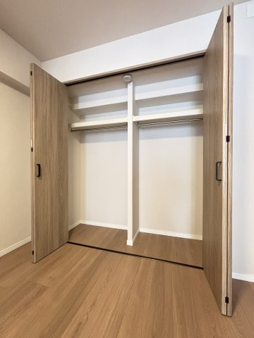 【北東側　洋室（5.4帖）クローゼット】上部に2段の棚とハンガーパイプが設置されています。