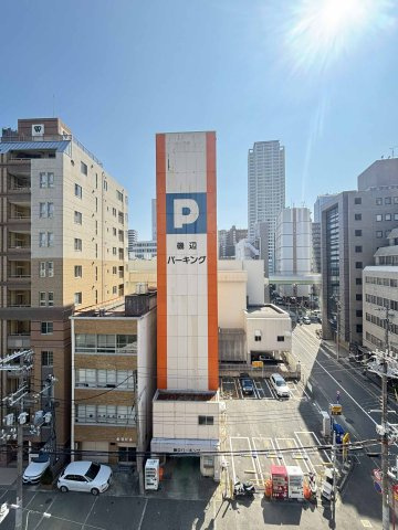 【眺望】バルコニーからの眺望です。周囲の街並みや建物群が見渡せます。