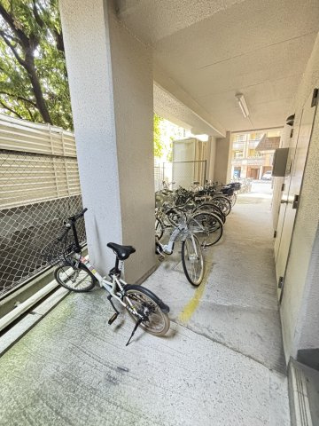 【駐輪場】屋根付きの駐輪スペースです。自転車が並べて駐輪されています。