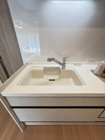 【キッチンシンク】浄水器一体型水栓を備えたキッチンシンクです。