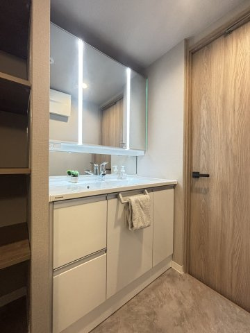 【縦型LED照明付き洗面台】顔まわりに影ができにくく身支度もスムーズ