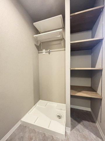 【洗面室収納】防水パン上部の棚＆可動棚付きリネン庫