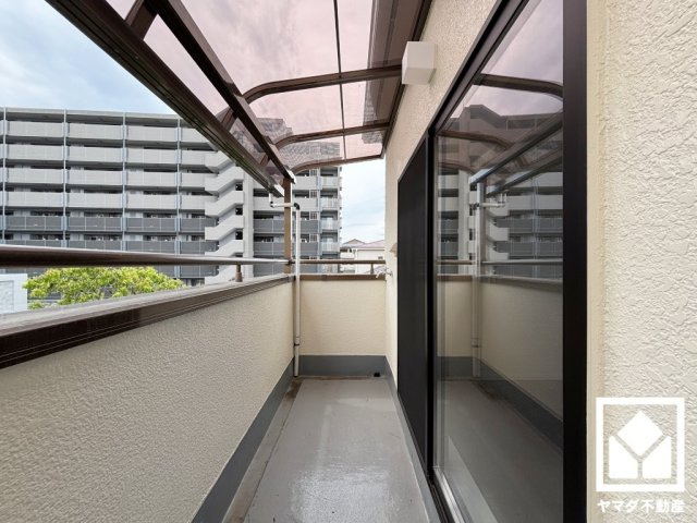 南側はマンション空地のため陽当たり、風通し良好です。たっぷりの洗濯物も気持ちよく乾きます。屋根付きバルコニーなので急な雨の日も安心ですね。