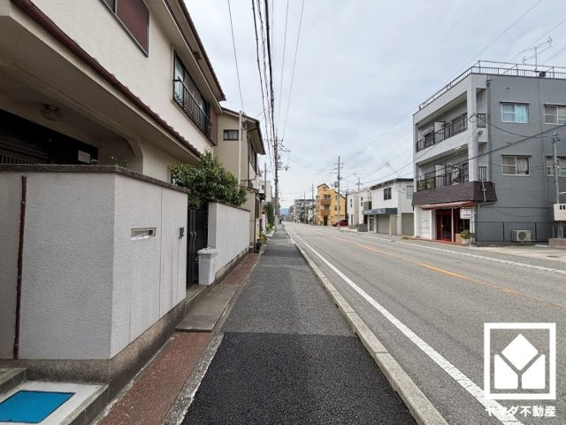 前面道路幅員約12.0mとゆったりとした広さがあるのでファミリーカー等の車の出入りも楽にできます。