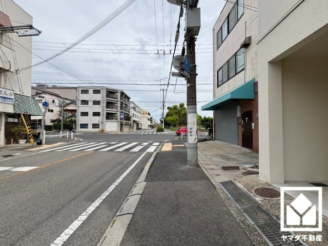 前面道路は歩道付きのため、安全に出入りができます。