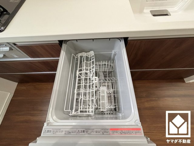 毎日の家事の負担を軽減でき、水道代の節約にもなる食器洗乾燥機付き。