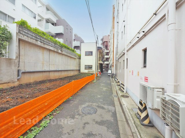 道路と敷地の段差が少なくスムーズに出入り可能です！毎日の通勤やお買い物時の荷物移動もラクラク行えます！