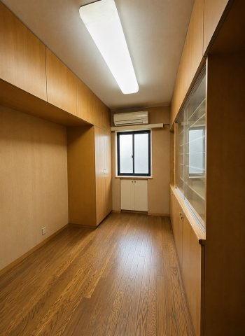 落ち着いた木目調の内装が心地よい洋室です！造り付けの収納棚付きで書類や小物をきれいに整理整頓できます♪