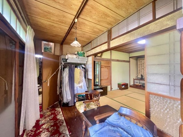 縁側部分が一部広くなっており、お庭や海を見ながらひと息つくことができます。