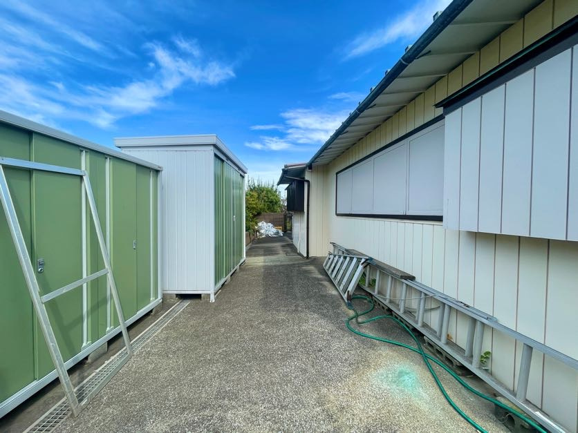 倉庫付きです。BBQ道具等、収納可能！
