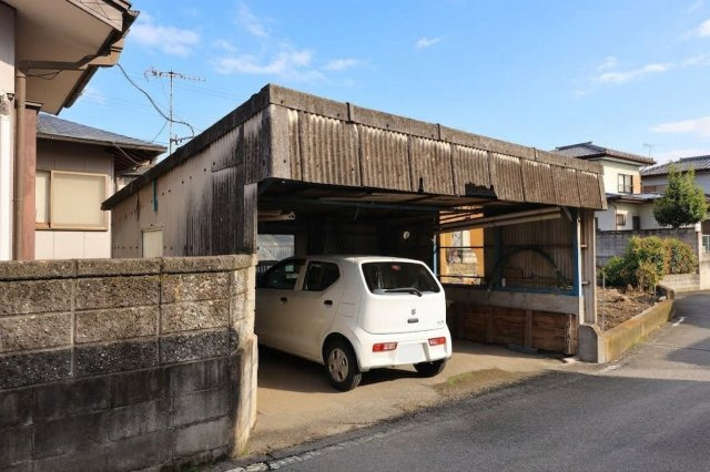 お車を停めるだけでなく作業スペースとしても便利に活用できます