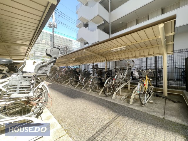 敷地内駐輪場。