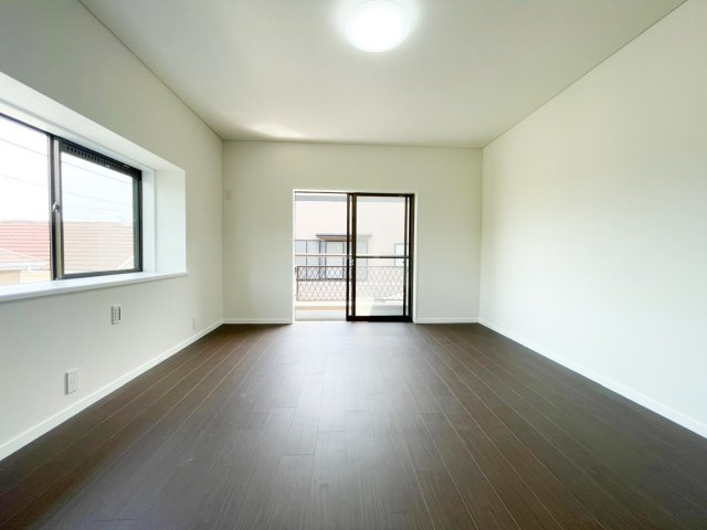二面採光で明るい洋室です