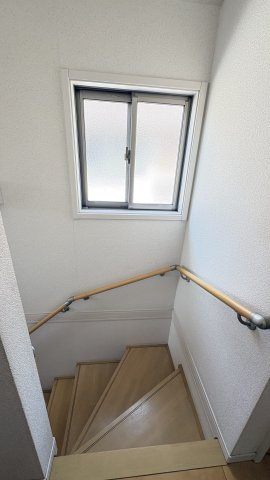 階段に窓があり空気の入れ替えができこもりにくく、縦の空間が広く感じられます。ちょとした電気代の節約にもなります。