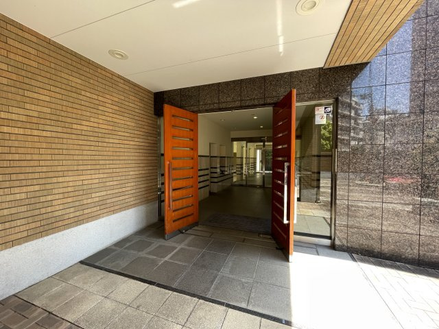 マンションの顔でもある、高級感漂うエントランス。　