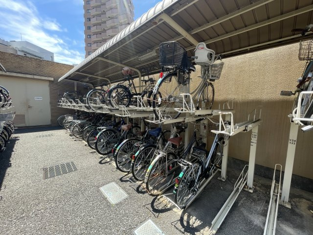 屋根付きの駐輪場で、サビや汚れの心配も不要。　