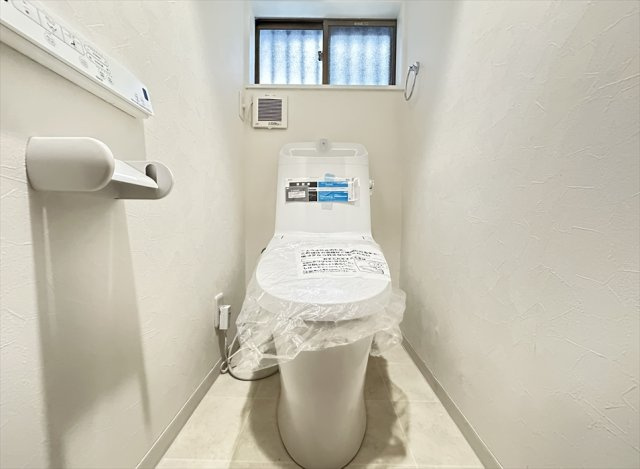 温水洗浄便座を備え、快適性に配慮したトイレ。毎日使う場所だからこそ、便利な機能が暮らしをサポートします。