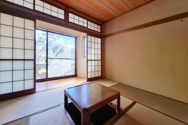 和室＆広縁：掘り炬燵を囲んでくつろげる和室です。（炬燵一式は現状でのお引渡しの場合のみ付属）