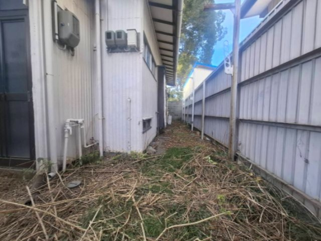 塀と建物の間に空間があるので、日差しもはいりますし、風も通ります。