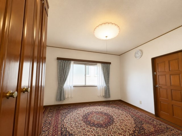 ゆとりある広さを確保した洋室は大きなベッドを配置しても圧迫感を感じにくい空間です。窓から自然光が差し込み明るく落ち着いた雰囲気が魅力。主寝室としてはもちろんゆったりとして快適にご利用いただけます。　