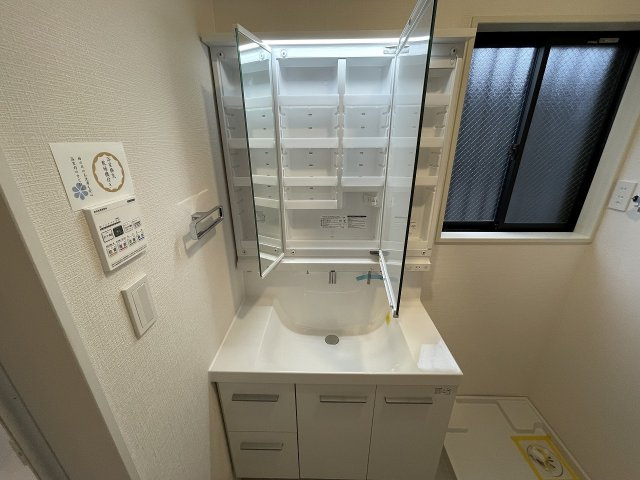 ワイドボウル、ポケット収納もついた洗面化粧台