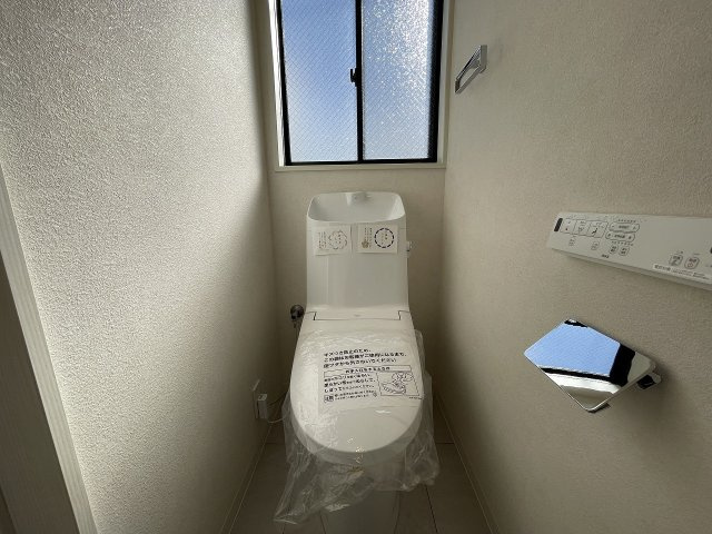 窓のある明るいトイレ