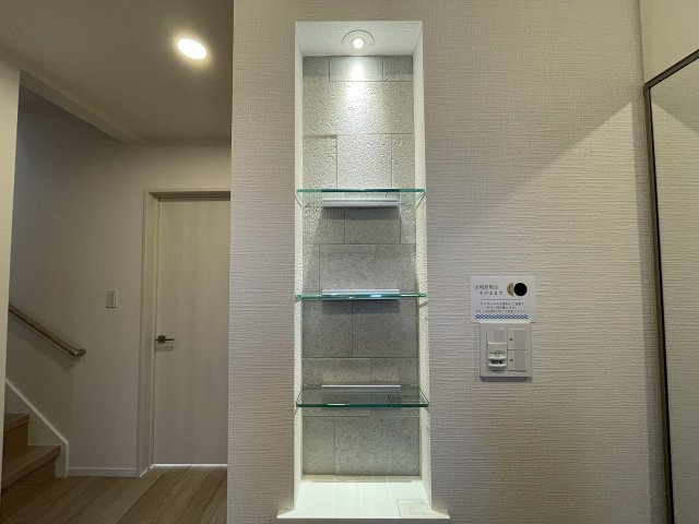 季節の飾りなど置ける玄関飾り棚