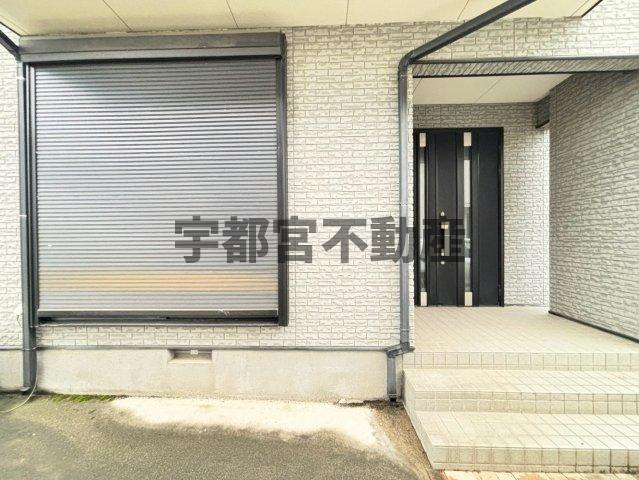 【防犯設備】現地写真：外壁に馴染む色合いの防犯シャッター。1階和室にもついております。