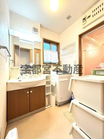 【脱衣所】現地写真：大きな窓もあり通気性も良い洗面脱衣所は収納棚を置いても十分な広さがございます。