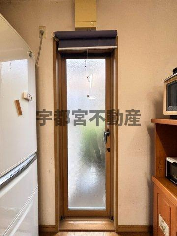 【その他設備】現地写真：キッチンには勝手口もございます。