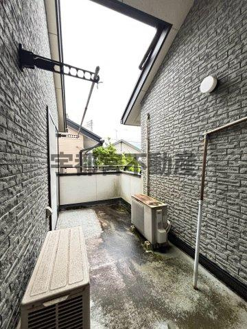 【バルコニー】現地写真：主寝室側のバルコニーとは別でもう1箇所バルコニーがございます。こちらも物干しがありお布団やお洗濯物が干せます！