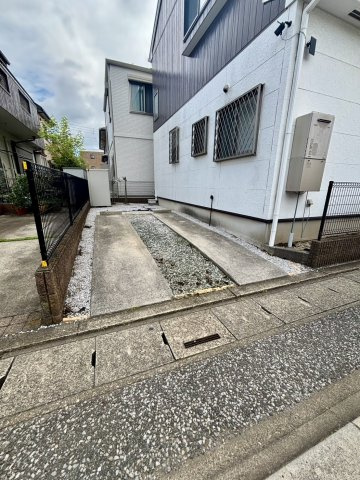 西道路側の駐車場になります！