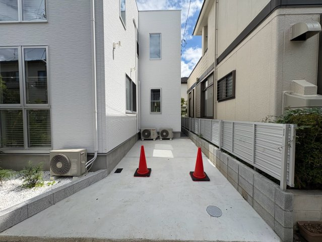 広々約20帖のリビング空間には上部吹抜けあり！水回りがワンフロアにまとまり、家事がスムーズにこなせる間取りです！全室造り付けオーダー家具・全室エアコン付！