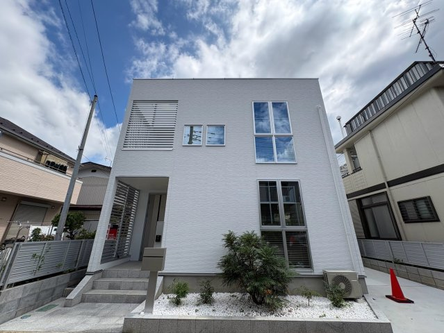 広々約20帖のリビング空間には上部吹抜けあり！水回りがワンフロアにまとまり、家事がスムーズにこなせる間取りです！全室造り付けオーダー家具・全室エアコン付！
