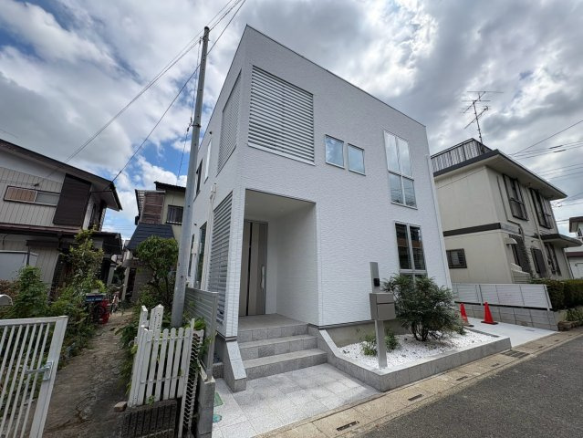 広々約20帖のリビング空間には上部吹抜けあり！水回りがワンフロアにまとまり、家事がスムーズにこなせる間取りです！全室造り付けオーダー家具・全室エアコン付！