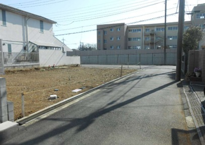 幅員6ｍ×4ｍ道路の角地に位置し、開放感あふれる住環境。