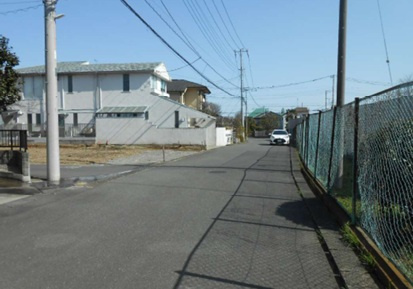 小学校徒歩2分、中学校徒歩9分。スーパーも徒歩5分と近く、暮らしに便利な立地です。