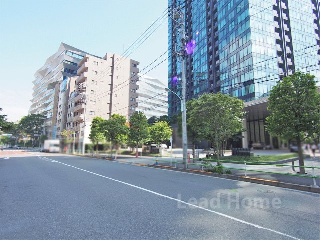 歩道がしっかりと確保された視認性の高い前面道路です！ベビーカーを押しながらのお出かけも安心ですね♪