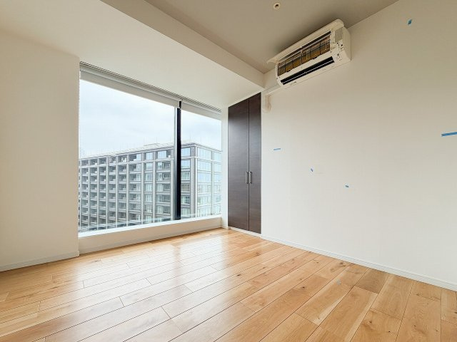 大きな窓から明るい光が差し込む洋室空間です！外の景色を眺めながら心地よくお過ごしいただけますね！