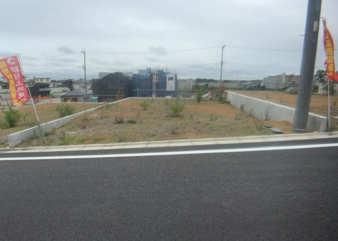 土地の形が極端に長細かったり、狭小地、あるいは道路との高低差がある傾斜地だった場合、後々売ろうとしても買い手がつかない場合もあります。後々、売却することになった時に価値の下がらない土地を選びましょう。